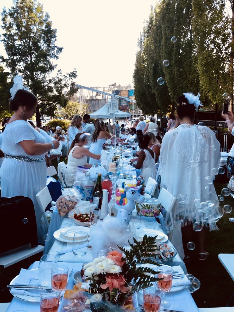 GAYWhistler's tweet photo. What a wonderful evening bringing community together w/ Dîner en Blanc in Vancouver. Very grateful to have these extraordinary experiences.
#debvan #yvrFoodie #ilovegay https://t.co/A1CD3qmT2R