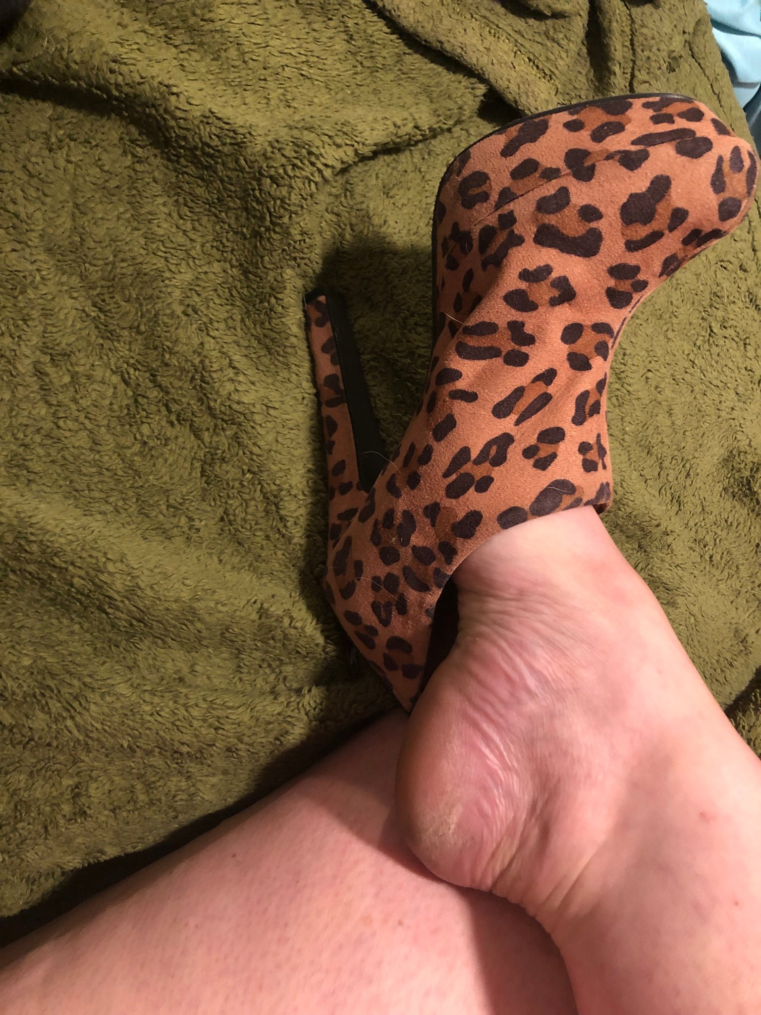 my heels are bigger than your wallet $end me what's left, NOW like a good little piggy #paypigslave #footslave #findomfeet #findom #paypig #cashpigs #findomheels https://t.co/zb8CV0Zn52