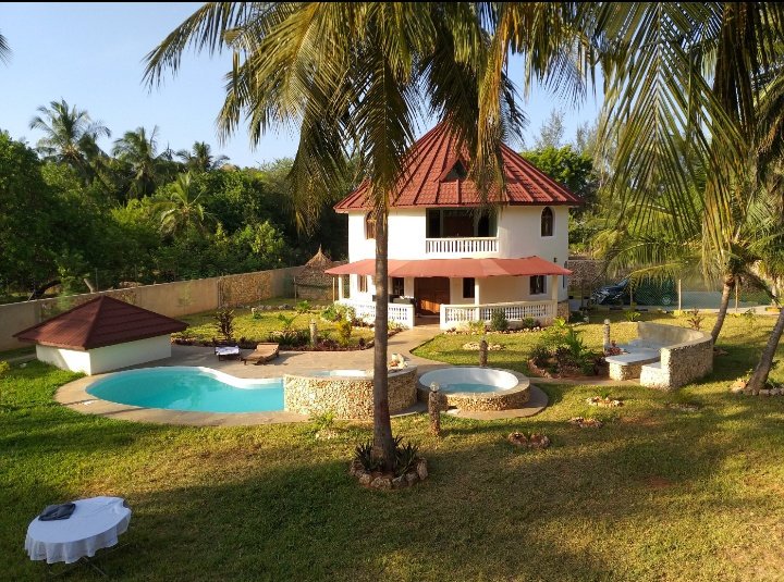 Lucy_Leeron's tweet photo. My friend just finalised building his cottage here in Diani &amp; he is ready to host from as low as 4K per couple/day. Max capacity is 4 persons.
S-Shaped pool ✔
Vast Garden ✔
Kitchen ✔
Lounge ✔

Reach him on: 0717 497 995 via @uduny https://t.co/1KwFb5LMsu