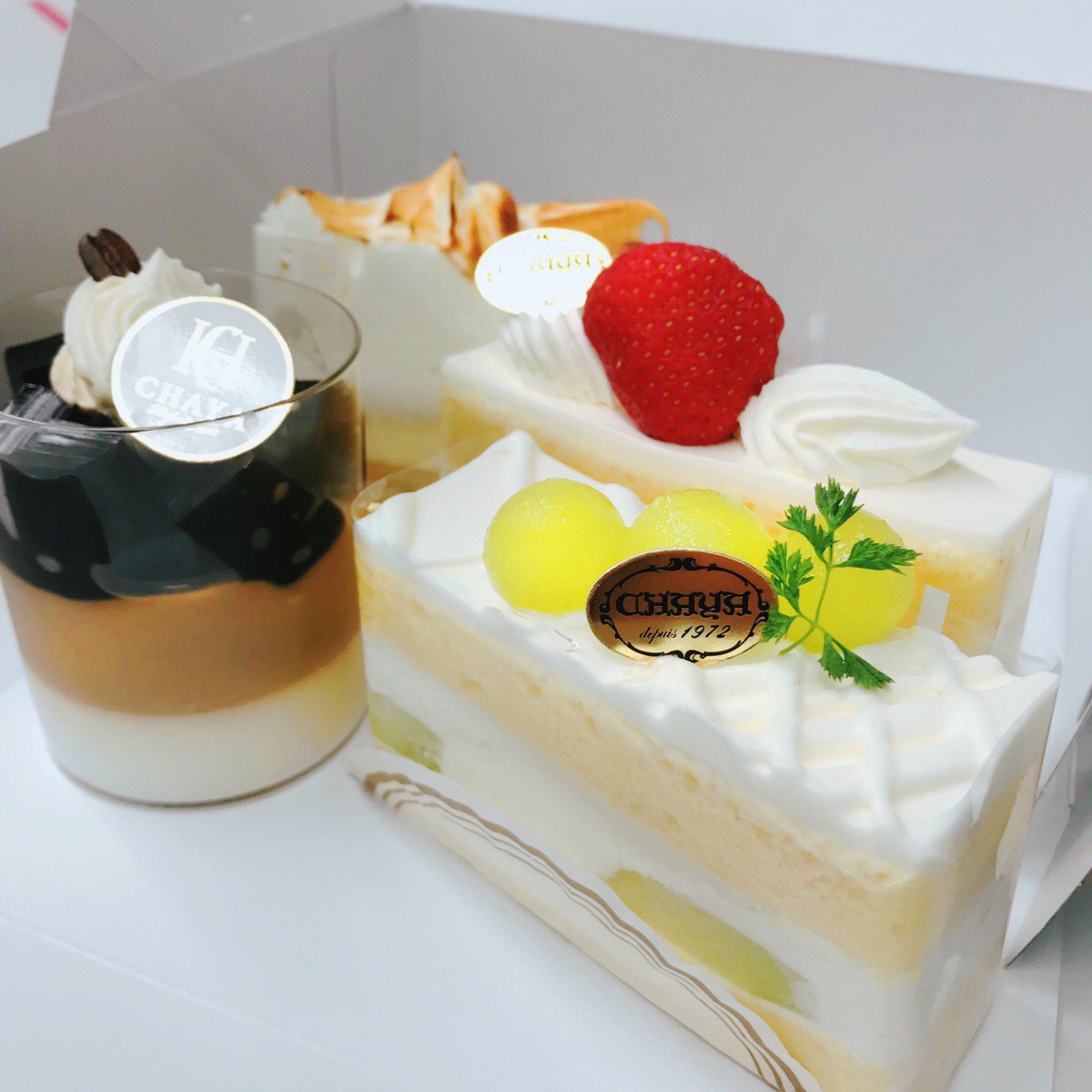 VGD_PR's tweet photo. 8/9は「戦国やらいでか」こてんの誕生日です！
こてん、はっぴーばーすでー！🎉
日頃Twitterを担当してくれている感謝も込めて、運営殿がこてんへケーキをプレゼントしていました。
ちなみにこてんの年齢は…「わしの年齢は二十歳で"かんすと"しておるのぢゃ！」…とのことです。
#戦国やらいでか https://t.co/NbBHCBYgDQ