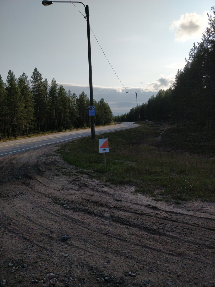 Eilen matkalla pohjoiseen Kemijärvellä tien varressa näkyi tällainen merkki. Tehtiin tyttöjen kanssa päätös että mennään, autolla u-käännös ja iltarasteille! Ja mihin hienoon maastoon päästiinkään suunnistamaan. #iltarastit #suunnistus