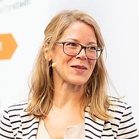 DCKLND's tweet photo. Tipp: „Kurz mal eben schnell die Welt retten.“ Eva Nemela spricht am Di 13.8 um 19h im @betahausHH darüber, wie man mit politischen #Engagement klein anfangen und groß rauskommen kann. #machenstattschnacken #denkdock #hh #koerberstiftung #engagiertestadt https://t.co/ZFS39l1GSm https://t.co/D0sbmFStcq