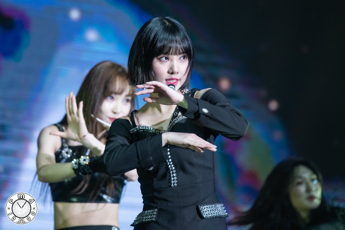 rmd1900's tweet photo. 190803 홍콩 콘서트 1
🐰🥰
#여자친구 #GFRIEND
#은하 #EUNHA https://t.co/rKnYlS3rB0