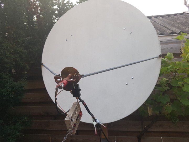 P_Knol's tweet photo. Meanwhile in Appingedam: Sending and receiving email via satellite 😀 #QO100 #VARA VARASAT #Winlink #IS0GRB #10489.635MHz USB, 75mW into 120cm dish. 175bps. https://t.co/fO3Kz6wWGE