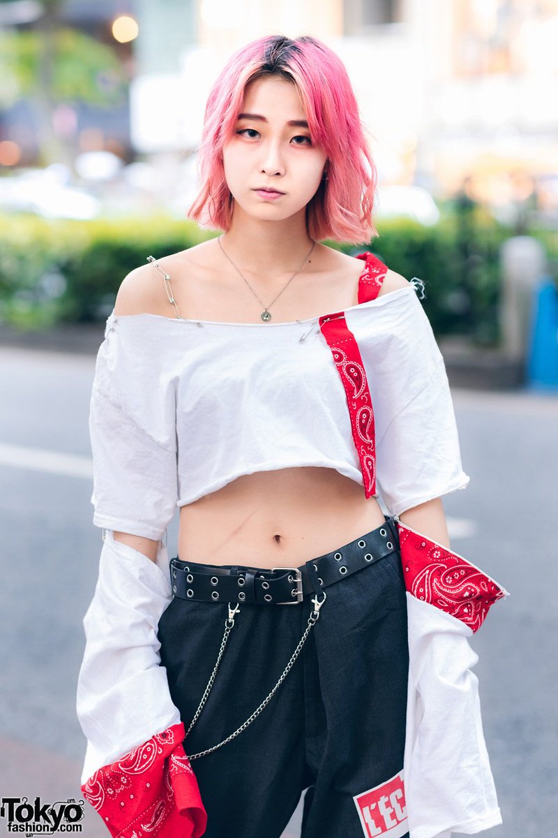 Pink-haired Chibisuke on the street in Harajuku wearing a remake crop top  with extra long cutout sleeves, remake pants by the Japanese brand Cote  Mer, and platform sneakers #原宿 https://t.co/W1Kwi12mrQ, image size:800x1200