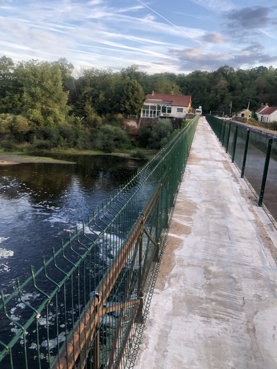 berrichonducher's tweet photo. #canaldeberry #leCher au niveau du pont de la tranchasse . Ne cherchez pas ailleurs ! Le #berry et ses paysages magnifiques c’est ici ! Amis touristes venez profiter du calme de notre région😉@SAM18200 @Thierry18200 @CCcoeurdefrance https://t.co/jnWTtoWrEv