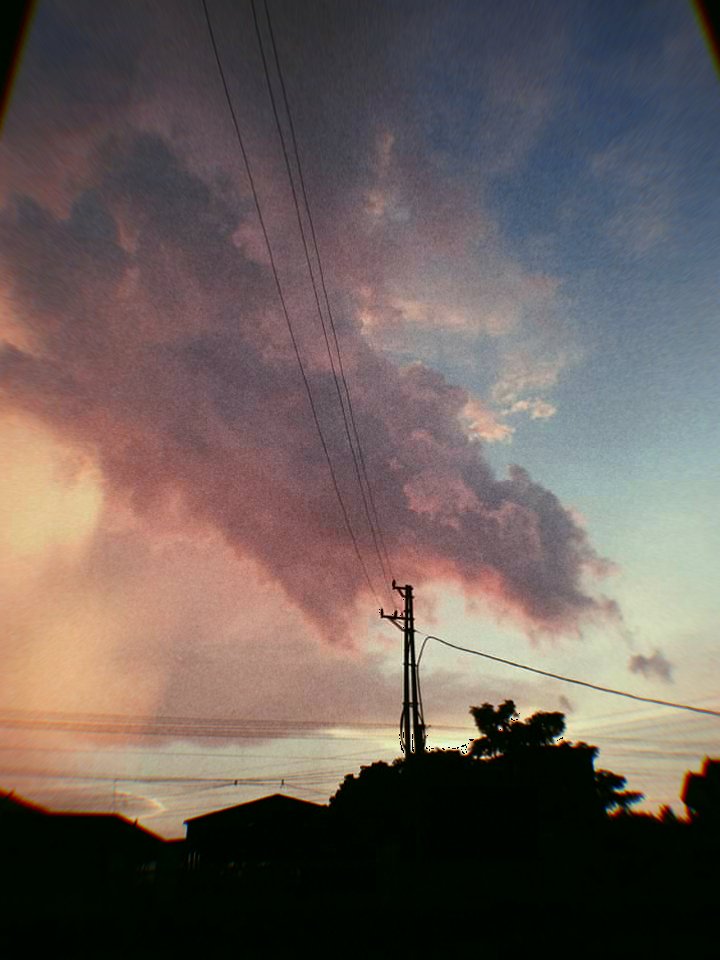 BtsYof's tweet photo. I love sky ❤@bts_twt https://t.co/7VQahAbyI7