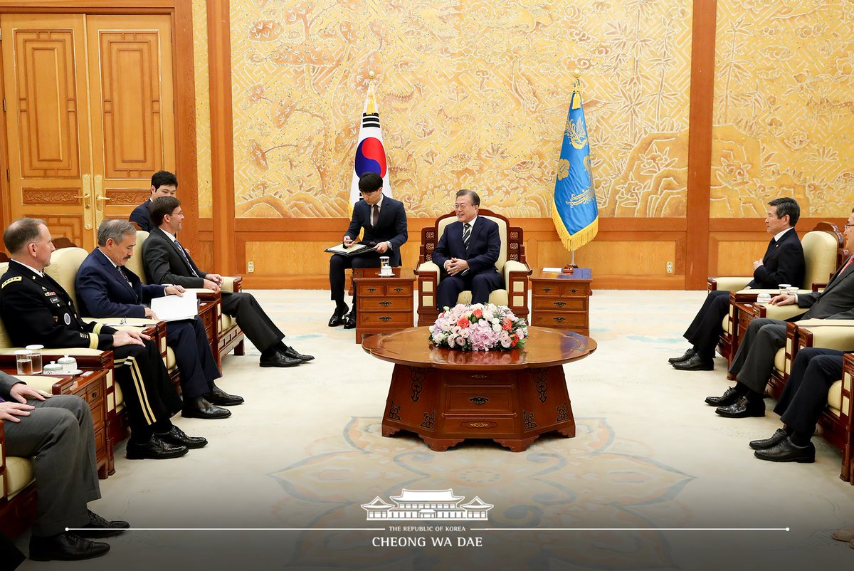 문재인 대통령은 오늘 우리나라를 방문 중인 마크 에스퍼 Mark T. Esper 미국 국방장관을 접견했습니다. 우리 측에서는 정경두 국방부 장관, 정의용 국가안보실장 등이, 미국 측에서는 해리 해리스 주한미국대사, 로버트 에이브럼스 주한미군사령관 등이 참석했습니다.