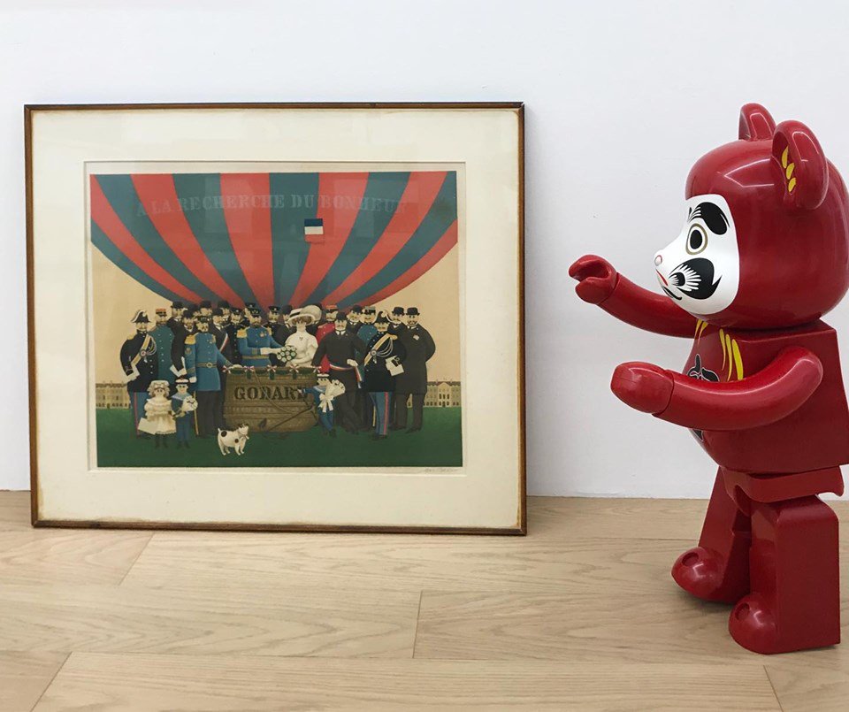 GalleryKAWAMATU's tweet photo. Jan Balet < a la Recherche du Bonheur >
ジャン・バレー「幸福の追求」

幸せ報道一色の昨今ですが、ちょうど先週よりショーウィンドウに飾っておりました！
#janbalet #lithography #リトグラフ #幸せ #marriage #結婚式 #limitededition #フランス #bonheur #気球 #お祝い #ベアブリックお仕事中 https://t.co/pgEUqDuSvU