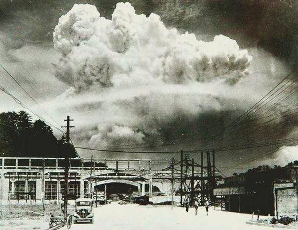 El 9 de agosto de 1945 se lanzaba la segunda bomba atómica, esta vez sobre Nagasaki. La guerra terminaría pronto. 

Esta imagen fue tomada 20 minutos después del bombardeo atómico sobre la ciudad.
Vía @HistoricalPics