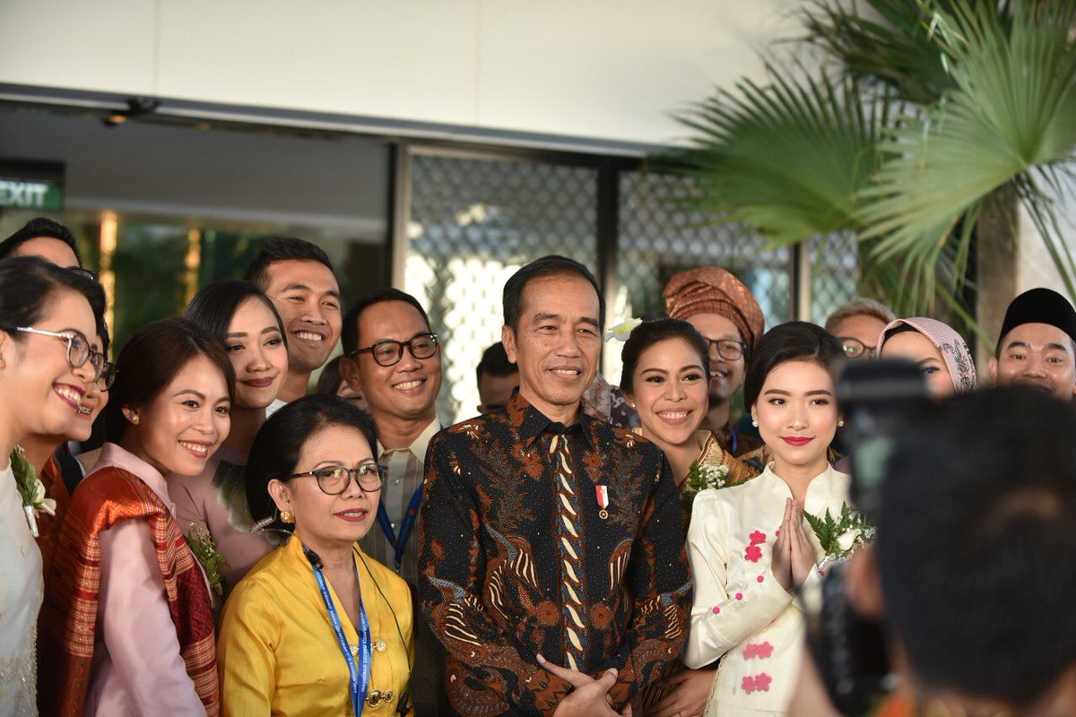 princesstika's tweet photo. Definitely the highlight of our ASEAN day! A photo with the President ❤️❤️❤️ #jokowi #ASEAN #ASEANday #ASEAN52 https://t.co/TdW73iu8xL