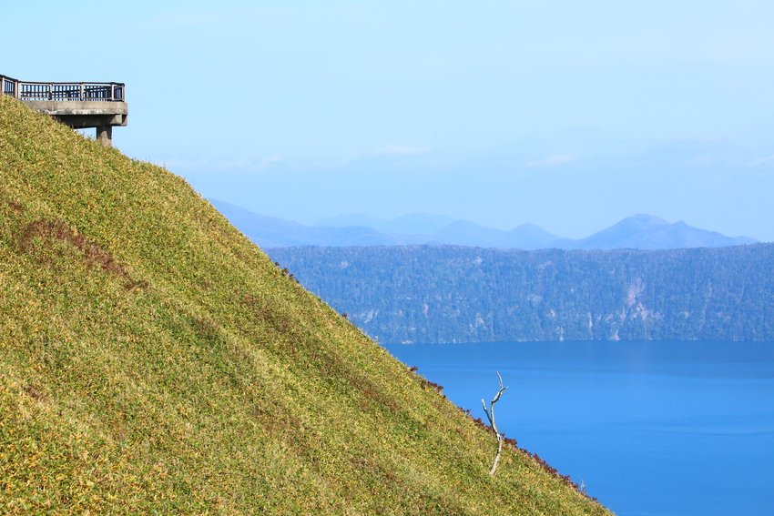 JapanHoppers's tweet photo. Lake Mashu is a caldera lake in Teshikaga-cho, Hokkaido. Its area is 19.2 km2, circumference – 20 km, deepest point is 211.4m. The water in the lake is very clear and the lake is called the clearest lake in the world.

https://t.co/VTc6KoRYbx https://t.co/NxIFpaNWPc