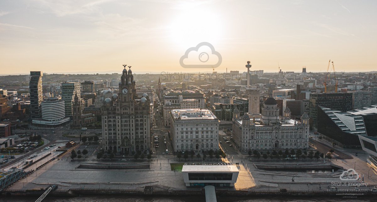 Have a good weekend Liverpool 🌧 @ShareTheCity @Beau_Liverpool @CruiseLpool @scousescene @ExploreLpool @stjohnsbeacon @cunardbuilding #liverpool #liverpoolcity #ThePhotoHour