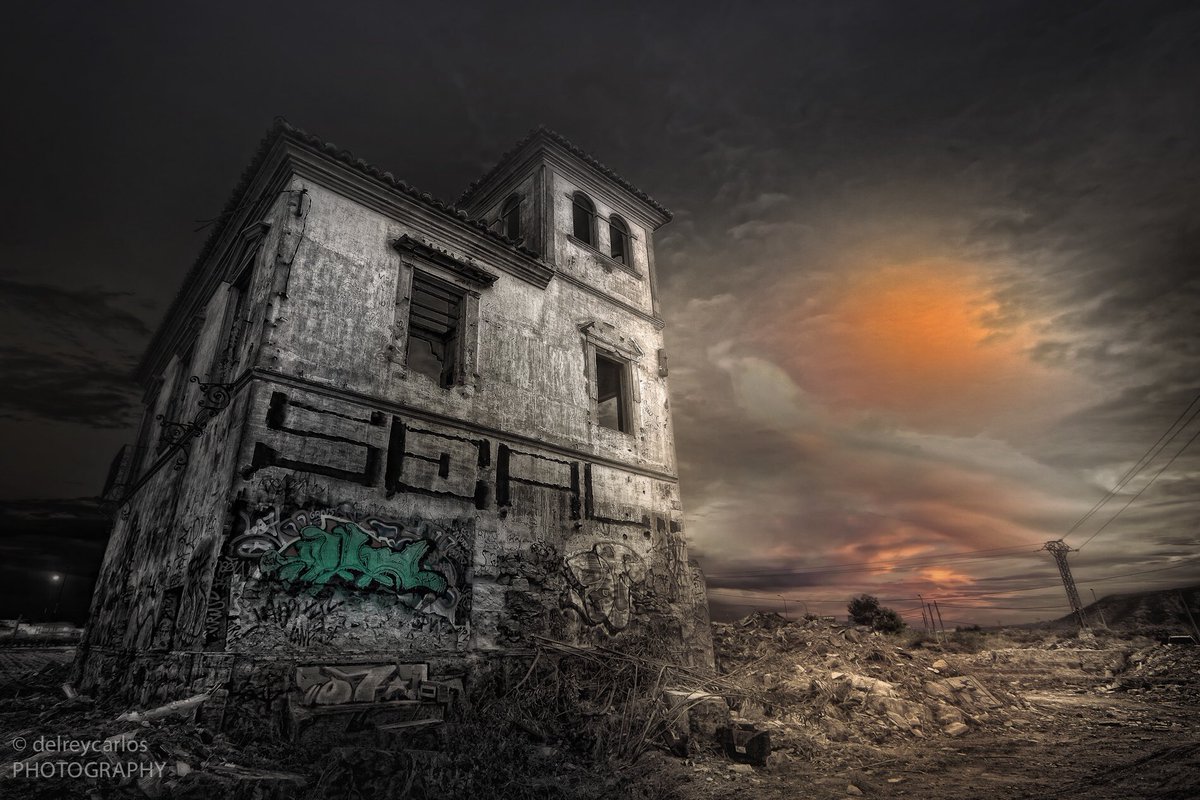 разрушенное здание. разрушенный замок. разрушенное здание. развалины здания. разрушенные старинные здания.