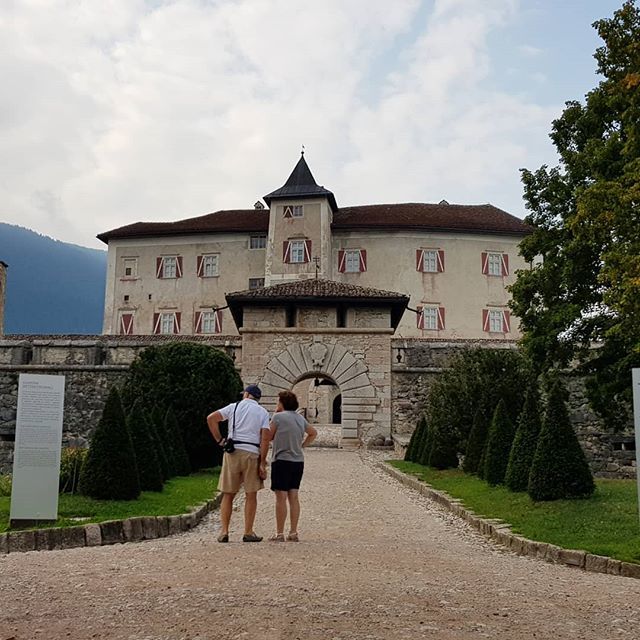 La Porta Spagnola di Castel Thun, e due tipi che non volevano saperne di togliersi dall'inquadratura 🤷🏼‍♀️
#lovetrentino #castelthun🏰 #valdinon ift.tt/2YWuW6G