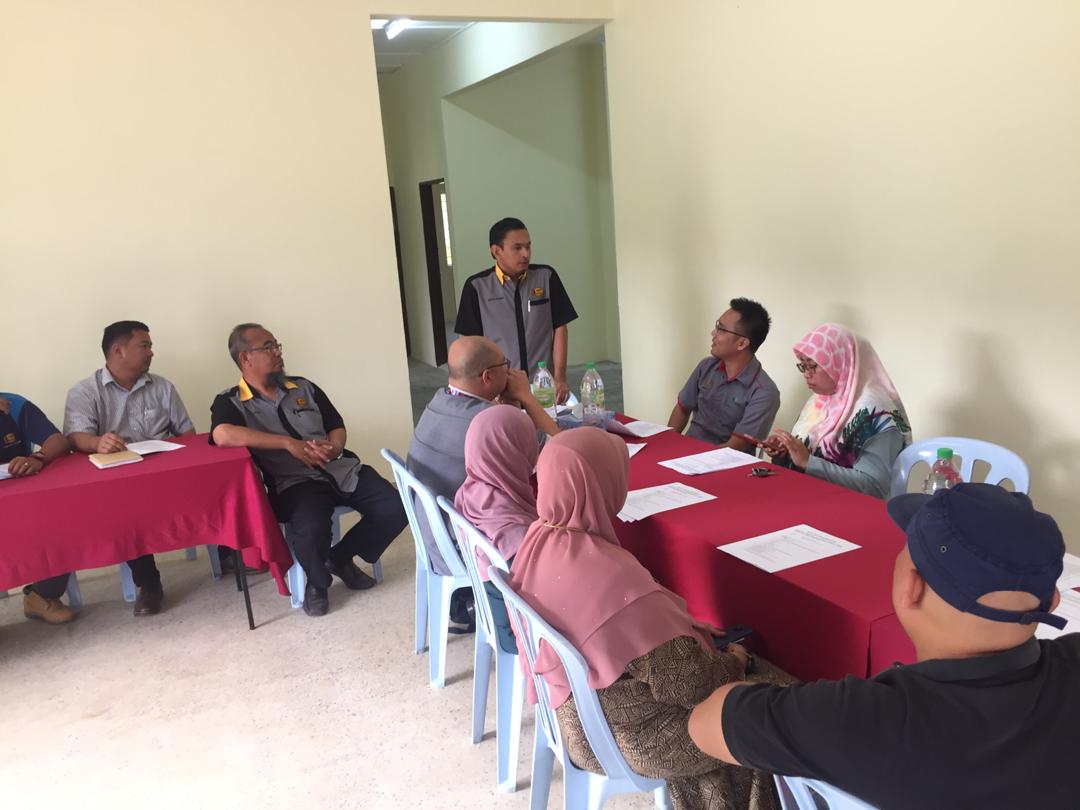 Sesi Penyerahan bagi Kerja-kerja Menaiktaraf dan Membaiki Kuarters Kediaman Persekutuan di Pusat pembangunan Komiditi Sendayan, daerah Seremban, Negeri Sembilan Darul Khusus
<a href="/JKRNS/">JKR Negeri Sembilan</a> <a href="/JKRMalaysia/">JKR Malaysia</a>
