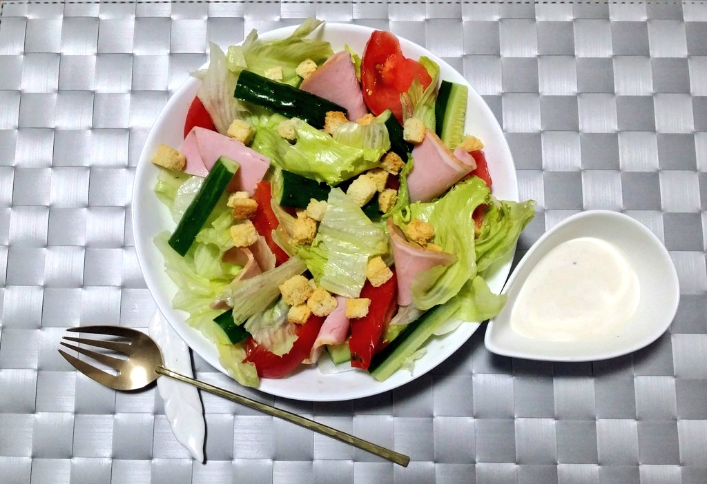 mama126go's tweet photo. きっといつもとは違う味がするであろうwいつもの野菜サラダ~(笑)
#Lue
#Dinnerfork https://t.co/kwijxzWFoe