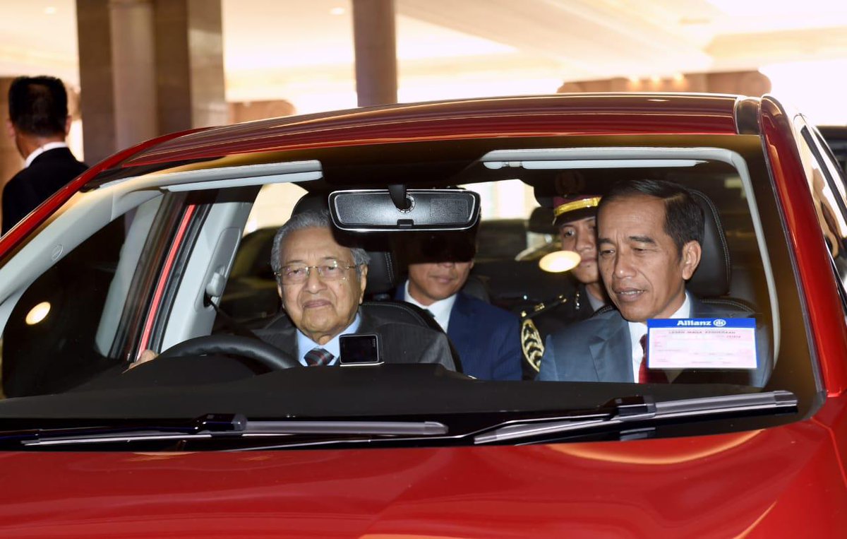 Jumat siang di Malaysia, diajak semobil bersama Perdana Menteri Tun Mahathir Mohamad dari lokasi pertemuan bilateral ke Dining Hall di Putrajaya. Mobilnya Proton Persona berkelir merah.
Saya duduk depan, di samping pengemudi.Pengemudinya? Yang Mulia <a href="/chedetofficial/">Dr Mahathir Mohamad</a> sendiri.