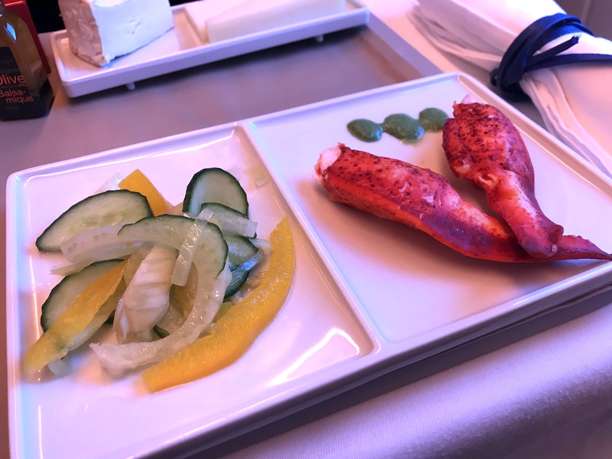 MrsNoellie's tweet photo. Quelques photos de mon vol Seattle - Paris sur la nouvelle classe affaires d’Air France sur A330. Belle cabine mais sièges un peu étroits pour un vol de nuit. @AirFranceFR #AF355 cc @flight_report #avgeek #paxex https://t.co/A0h1zzU9rq