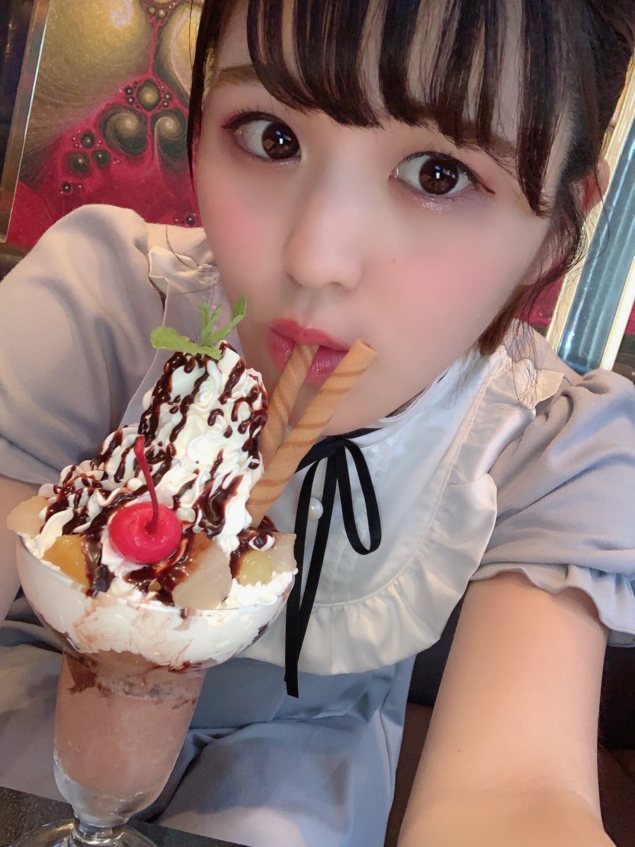 みおちゅん カラオケ館でバースデークーポンってことでパフェ来たああああ٩ ˊᗜˋ ۶ 8月ってうれしいな誕生日月幸せだ