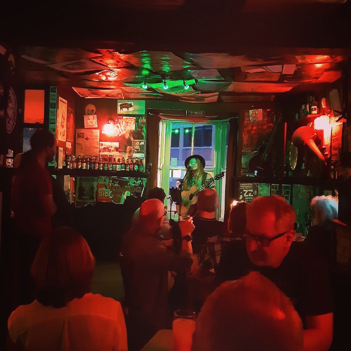 SJ_Mortimer's tweet photo. Last night at the fabulous @theflyingpigpub 💕🙌🤠 🐷 thank you so much for making me feel a million bucks 🤩 I really do feel so lucky & grateful for this crazy musical life 💃🎤 #specialgig #lovemusic #longlivethepig #savethepig https://t.co/DSZ2g7ymUg