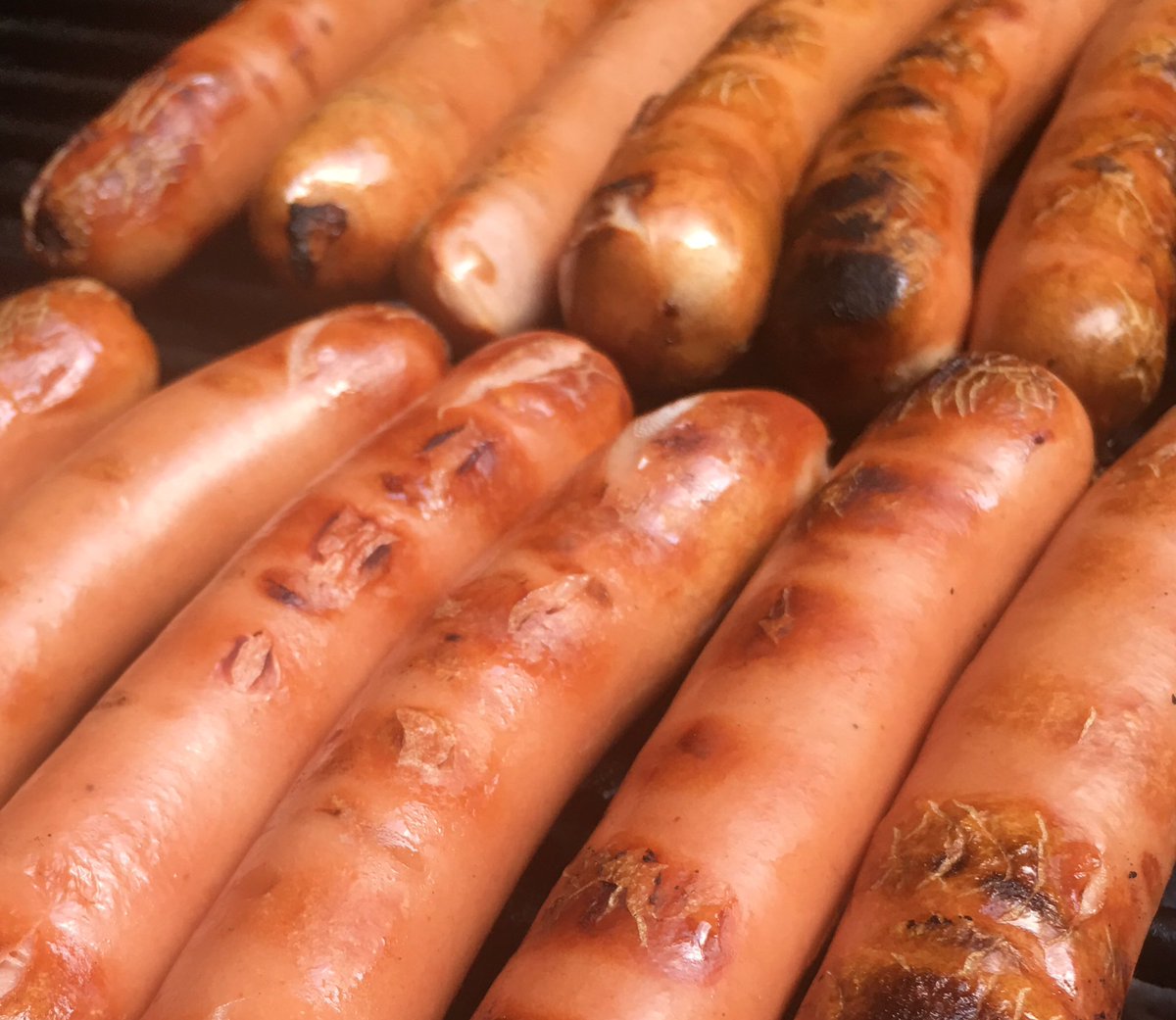 BFBratwurst's tweet photo. Oh Snap!!! It’s Frankfurter Friday! Nothing like a Natural Casing Frank right off the grill!! #BlackForestBratwurst #Bratwurst #BestWurst #Frankfurters #Hotdogs #HotOffTheGrill #OhSnap #NaturalCasing #FrankfurterFriday #Friyay “LINK in bio https://t.co/y3C6y9BmMr