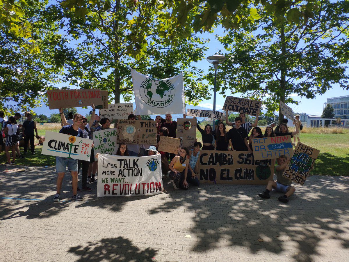 JuventudXClima's tweet photo. Ya estamos preparadas para darlo todo hoy!! #smileforfuture #FridaysForFuture 🌿🌍💚 https://t.co/ys32KSB0Nm