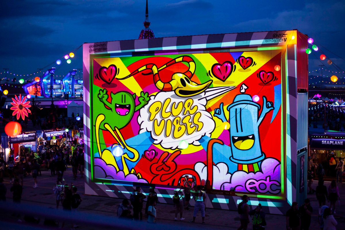 vjspain's tweet photo. Así fue el vídeo mapping 2D y 3D de #Graffmapping en el festival @EDC_LasVegas https://t.co/e3qE4JQj5q https://t.co/Wm8Fy5Sibw