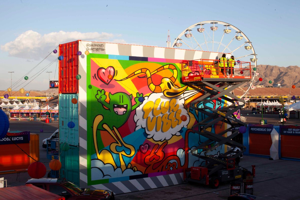 vjspain's tweet photo. Así fue el vídeo mapping 2D y 3D de #Graffmapping en el festival @EDC_LasVegas https://t.co/e3qE4JQj5q https://t.co/Wm8Fy5Sibw