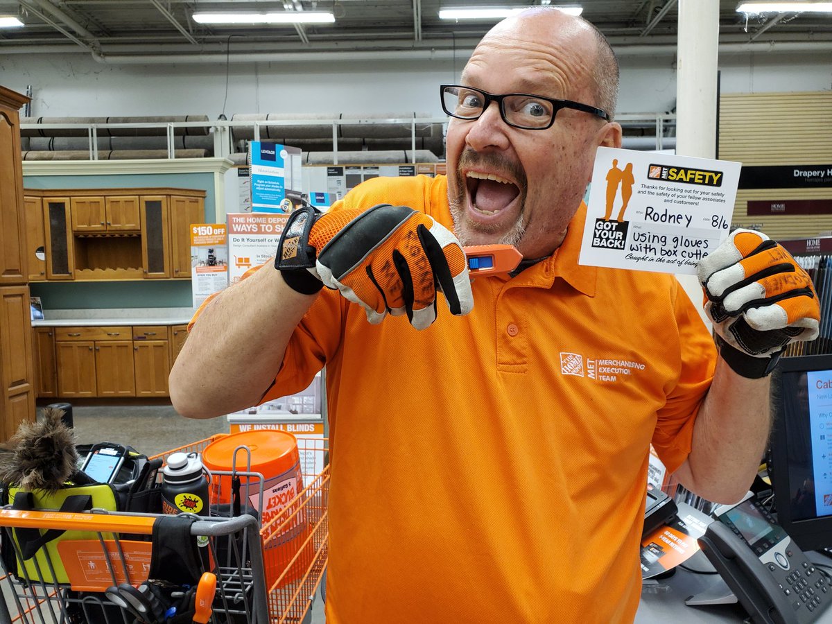 Congrats Rodney! You were caught being safe by wearing the appropriate ppe while using your safety knife! 

#safetycaptian has #gotyourback !!

#gloves #Homedepot #met #Brownwood #Family