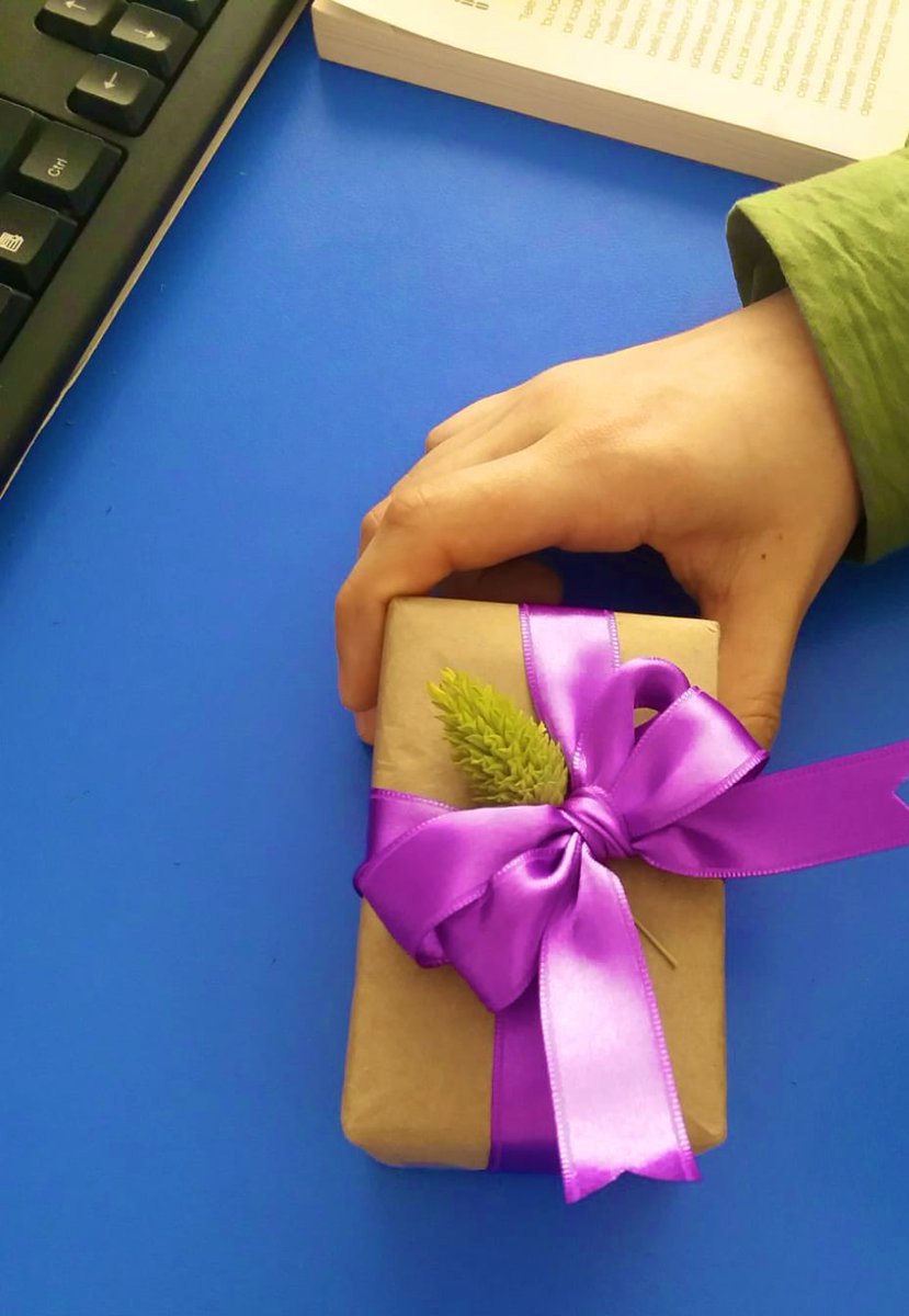 Sizi dünyanın en güzel esnaflarından biriyle tanıştırayım.. basit bir noksanlık, öyle zarif bir hediyeyle taçlandırıldı ki, paketlemesi ayrı, üslubu ayrı gönlümüzü yine aldı bulutlara uçurdu :) <a href="/EylullerDukkan/">Eylüller Dükkân</a> iyi ki varsınız , esnaflık ölmemiş be 🌸