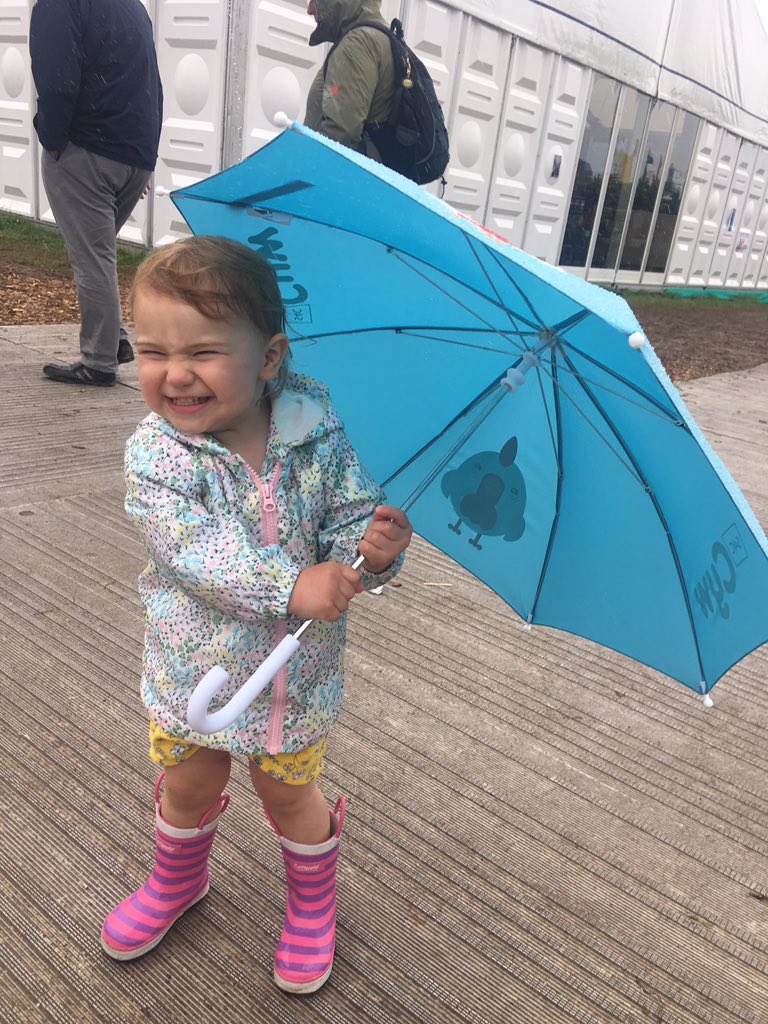 FfionPage1's tweet photo. Greta Page yn joio mochel rhag y glaw yn Eisteddfod Sir Conwy gyda’i hymbarel S4C Cyw! @S4Ctywydd ☔️ https://t.co/P3MLtELhwA