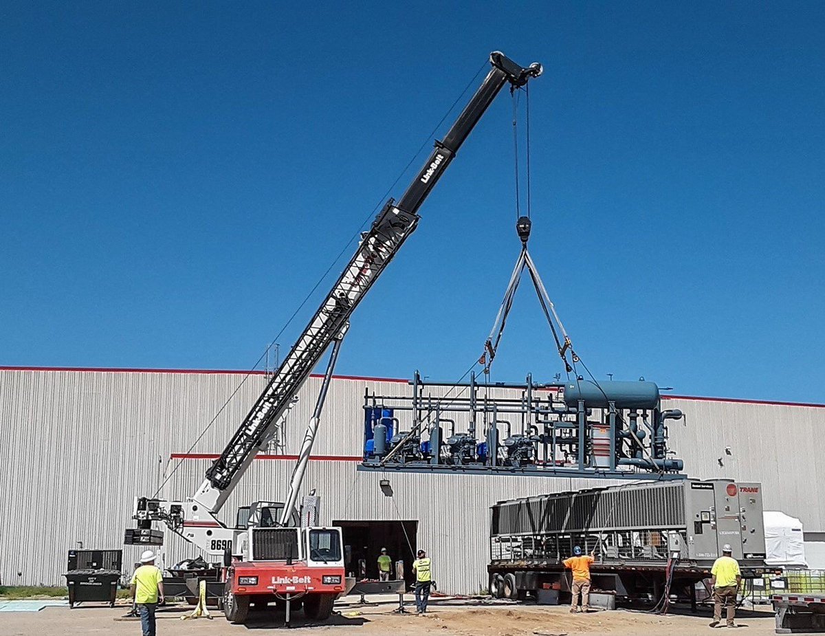 WeLikeItCO2ld's tweet photo. Check out our ice rink skid arriving onsite! 
#icerink #industrialrefrigeration #iceskating https://t.co/J9mbQigZy0