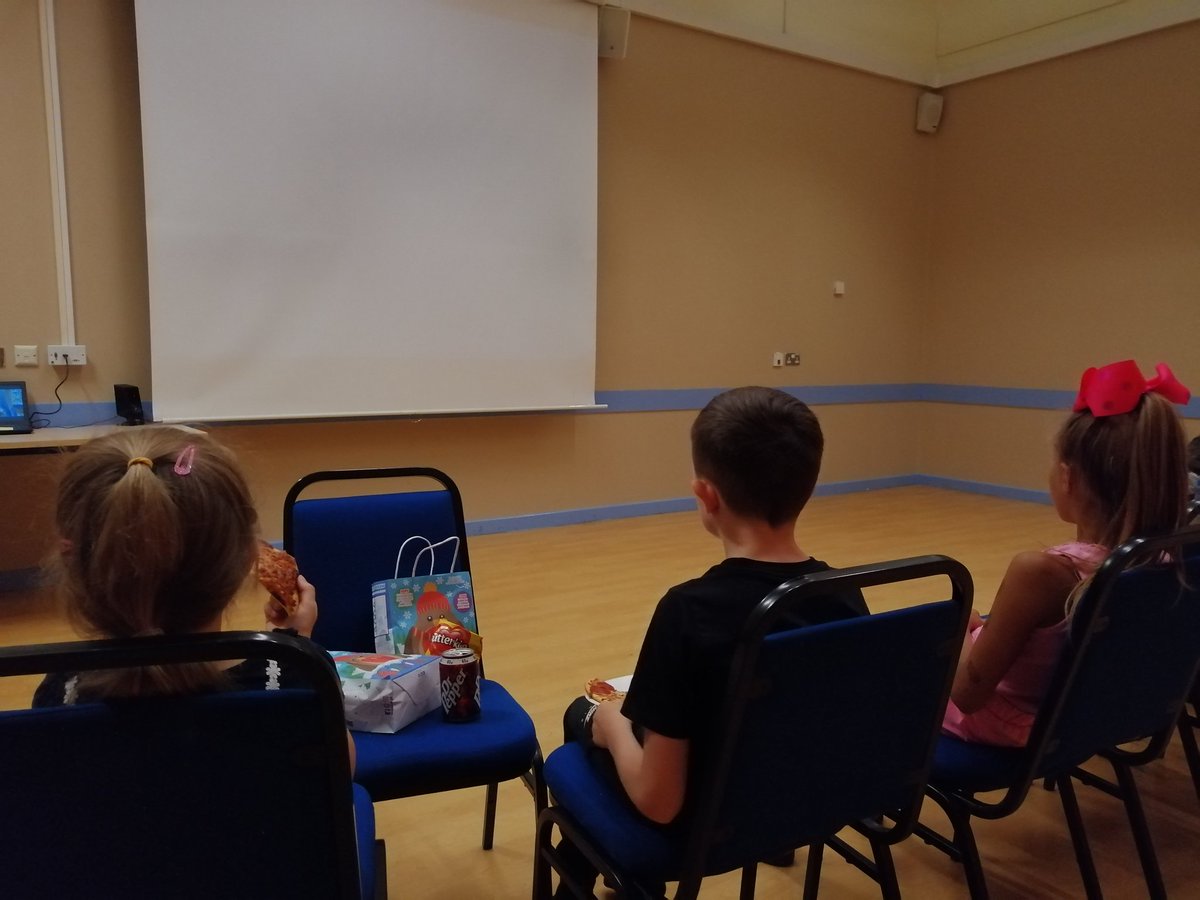 poole_ste's tweet photo. Front row best seats in the house @parklanecentre with great pizza watching #zookeeper #HAEWproject in #Telford supporting families through summer hols @TelfCommunity @VolTelford @TelfordWrekin https://t.co/MyxFNSBC4P