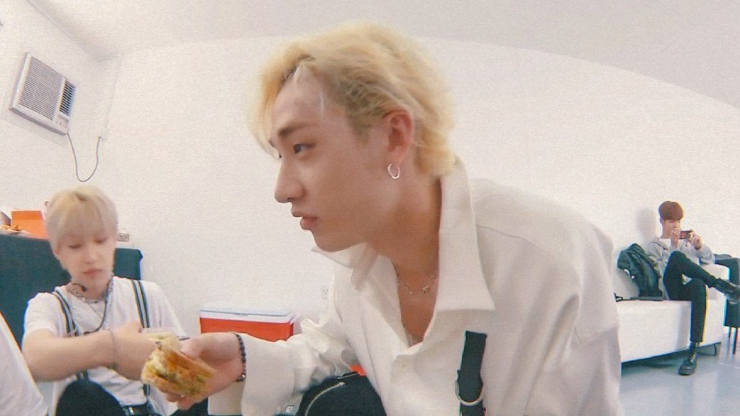 bangchanlq's tweet photo. a moment of a baby wolfie eating

#방찬 ; #BangChan https://t.co/3EPK1Czs8q
