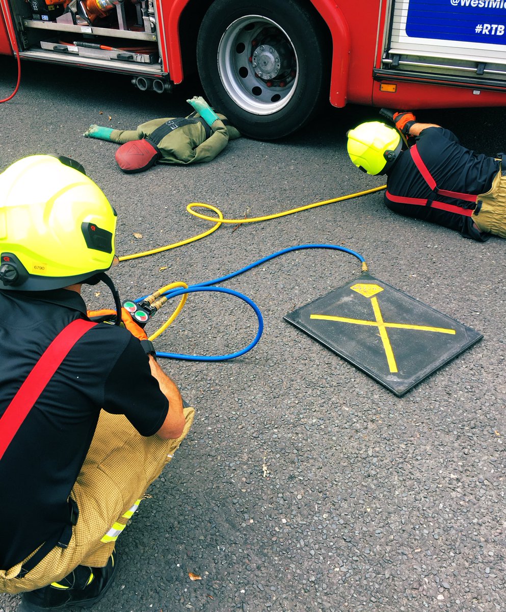 WestMidsFire's tweet photo. RT @TettenhallFire Our @Paratech_Inc airbags can lift 24 tonnes each 🏗💪🏻 so today’s training has been simulated lifts of a 🚛 off a casualty to keep our skills up to date in using this piece of equipment @WestMidsFire @wldavies27 #ukfireservice https://t.co/rAOKK7Arhw