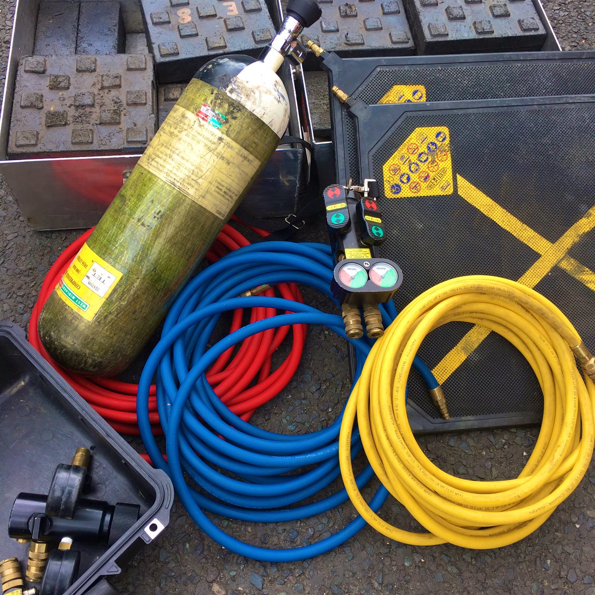 WestMidsFire's tweet photo. RT @TettenhallFire Our @Paratech_Inc airbags can lift 24 tonnes each 🏗💪🏻 so today’s training has been simulated lifts of a 🚛 off a casualty to keep our skills up to date in using this piece of equipment @WestMidsFire @wldavies27 #ukfireservice https://t.co/rAOKK7Arhw