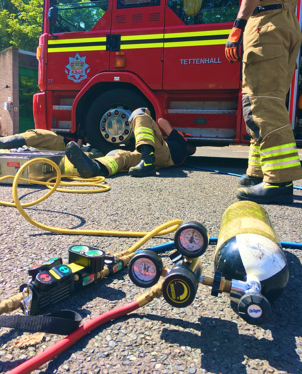 WestMidsFire's tweet photo. RT @TettenhallFire Our @Paratech_Inc airbags can lift 24 tonnes each 🏗💪🏻 so today’s training has been simulated lifts of a 🚛 off a casualty to keep our skills up to date in using this piece of equipment @WestMidsFire @wldavies27 #ukfireservice https://t.co/rAOKK7Arhw