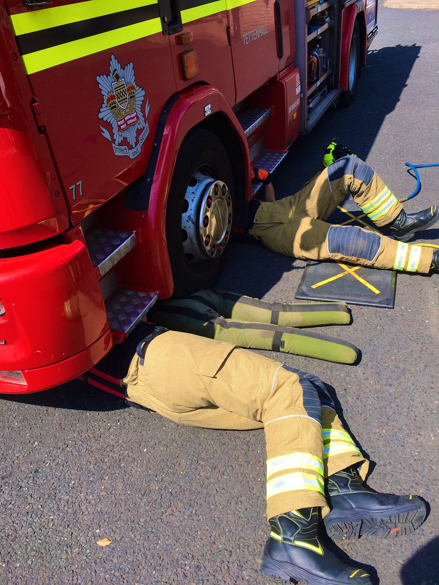 WestMidsFire's tweet photo. RT @TettenhallFire Our @Paratech_Inc airbags can lift 24 tonnes each 🏗💪🏻 so today’s training has been simulated lifts of a 🚛 off a casualty to keep our skills up to date in using this piece of equipment @WestMidsFire @wldavies27 #ukfireservice https://t.co/rAOKK7Arhw