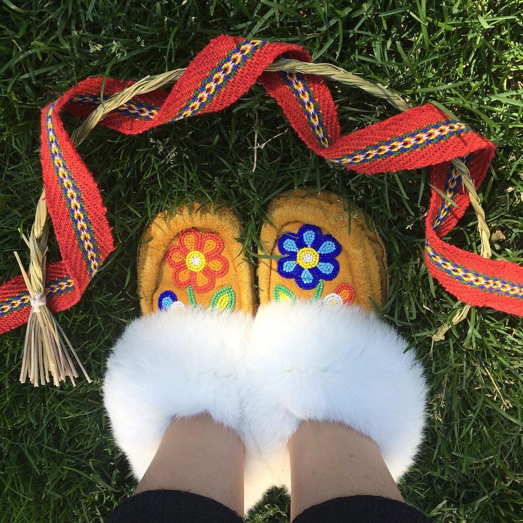 Canada's tweet photo. Today is International Day of the World’s Indigenous Peoples! Join us in celebrating the rich culture and contributions of First Nations, Inuit and Métis peoples to Canada and the world. #IndigenousDay #UNDRIP

📷 bookended/IG https://t.co/E2z9FzH0Ox