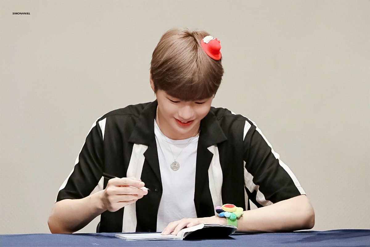 simonaniel1210's tweet photo. 190801 대구팬싸
오늘은 기쁜 날
기쁨의 녤니 보자요 ♡

#강다니엘뭐해_1위축하해
#강다니엘 #kangdaniel #姜丹尼尔⁩ ⁦#カンダニエル⁩ ⁦#คังแดเนียล⁩ ⁦#КанДаниэль⁩ https://t.co/lbhysi2UVk