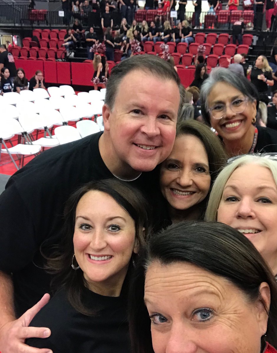 GeorgiaNeel1's tweet photo. Selfie with the Sup!! #CHS9Family #CISDConvocation ⁦@the_mama_cox⁩ https://t.co/SyGrLGRYln