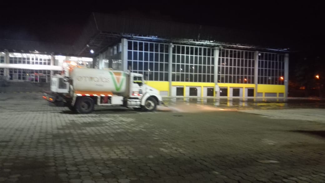 Emvarias's tweet photo. Nuestro trabajo nocturno no para. En ocho días de #FeriaDeLasFlores, seguirmos trabajando 24/7. Así se evidenció intervención en Palacio de Exposiciones, Plaza Gardel luego del Festival de la Trova y otros escenarios. https://t.co/Ob7pUQFH7Y