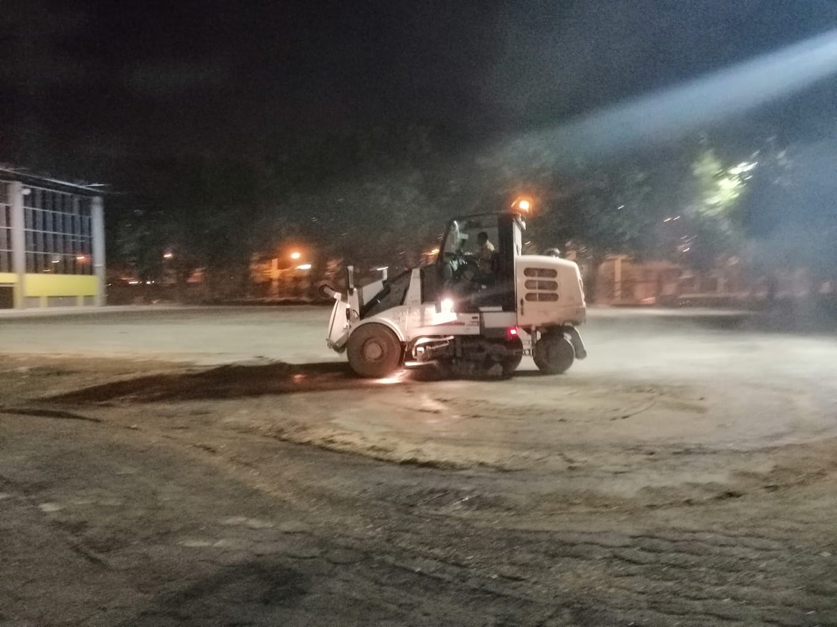 Emvarias's tweet photo. Nuestro trabajo nocturno no para. En ocho días de #FeriaDeLasFlores, seguirmos trabajando 24/7. Así se evidenció intervención en Palacio de Exposiciones, Plaza Gardel luego del Festival de la Trova y otros escenarios. https://t.co/Ob7pUQFH7Y