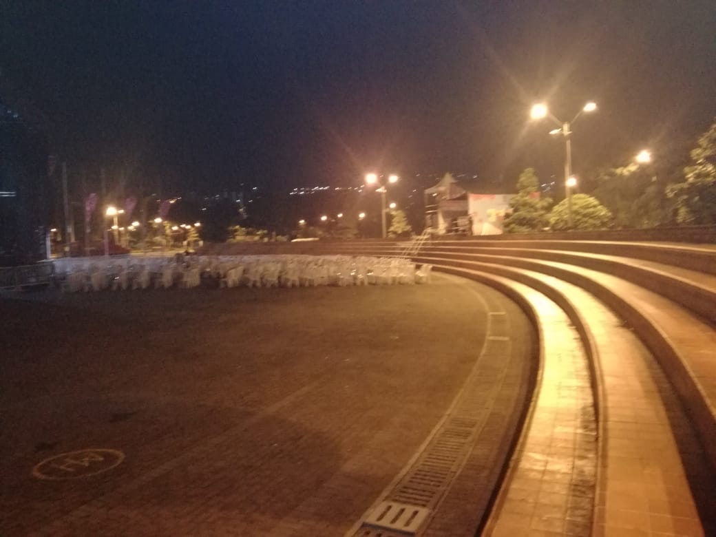 Emvarias's tweet photo. Nuestro trabajo nocturno no para. En ocho días de #FeriaDeLasFlores, seguirmos trabajando 24/7. Así se evidenció intervención en Palacio de Exposiciones, Plaza Gardel luego del Festival de la Trova y otros escenarios. https://t.co/Ob7pUQFH7Y