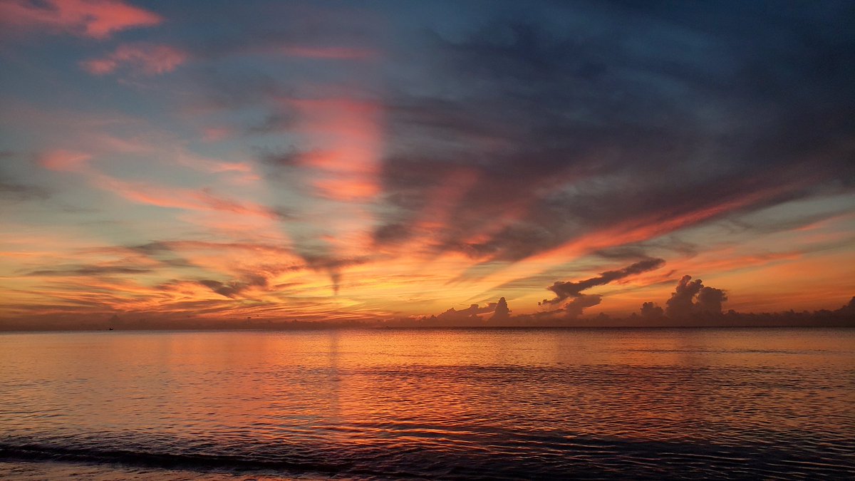 andrighetti35's tweet photo. Amazing sunrise in Pompano beach! #morningzenwithjenn #sunrisethismorning #lovefl #saltlife #myserenity #nature #pompanobeach #southflorida #Sunrise #riseandshine #beach @ShareALittleSun @LissetteCBS4 @visitlauderdale @weatherchannel @PompanoWeather https://t.co/zXcqifetiJ