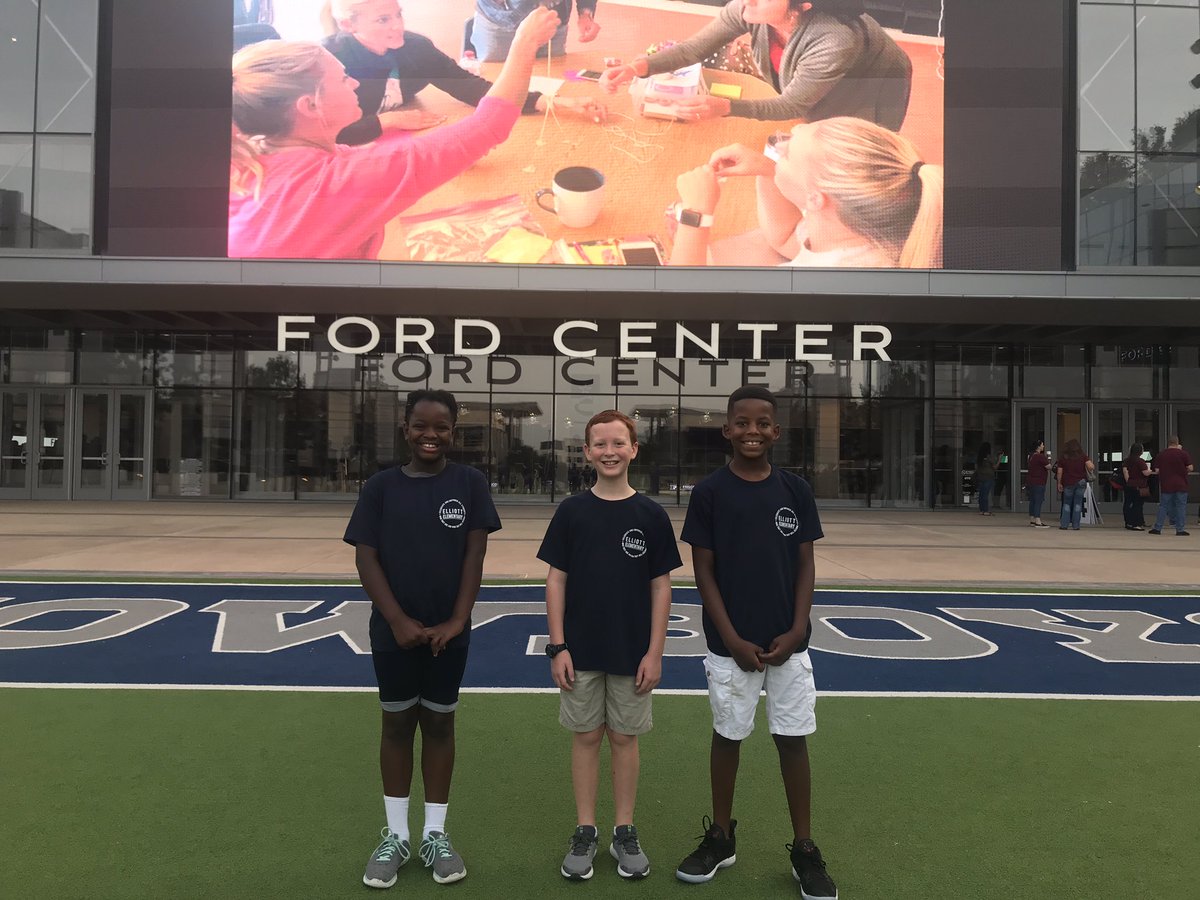 nataliebmiller's tweet photo. Our students are saying the pledge at our FISD Convocation!! #OurFISDStory @ElliottLearners https://t.co/tI5qMoIHJB
