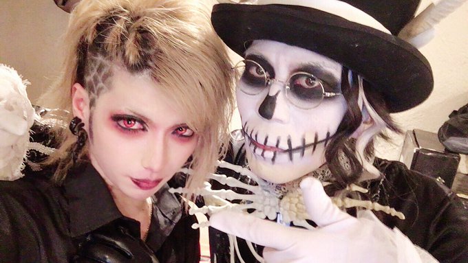 Leetspeak monstersの D13(ドメ)さんとダイ ウルフさんときるしゅたいん👁&zwj;🗨✨  念願のリートさんのお二人と✨ イベントご一緒させていただけて感涙でございました🎩！！！  お会いするたびに優しく接してくださってありがとうございます😆もっと絡みたいです👻‼︎<a href="/tag/visualkei"class="tags"><span>#visualkei</span></a><a href="/tag/%E5%B9%B3%E6%B8%85%E7%9B%9B"class="tags"><span>#平清盛</span></a><a href="/tag/%E9%AD%94%E7%95%8C%E7%94%9F%E3%81%BE%E3%82%8C%E9%AD%94%E7%95%8C%E8%82%B2%E3%81%A1"class="tags"><span>#魔界生まれ魔界育ち</span></a><a href="/tag/%E3%83%B4%E3%82%A3%E3%82%B8%E3%83%A5%E3%82%A2%E3%83%AB%E7%B3%BB"class="tags"><span>#ヴィジュアル系</span></a><a href="/tag/%E5%B0%91%E3%81%97%E3%81%A7%E3%82%82%E6%B0%97%E3%81%AB%E3%81%AA%E3%81%A3%E3%81%9F%E3%82%89"class="tags"><span>#少しでも気になったら</span></a>