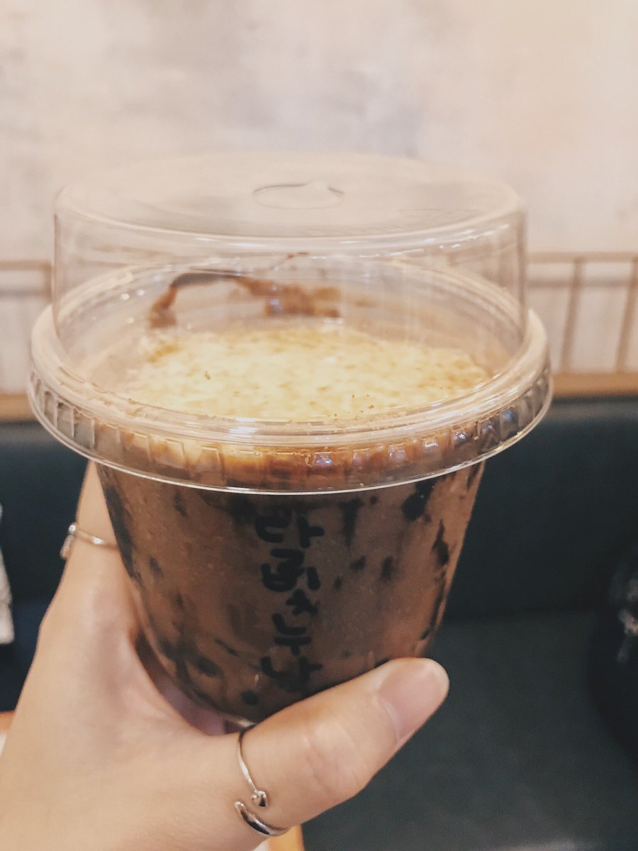 ipigyoueat's tweet photo. ชาชีสไข่มุก-รสชาติกลมกล่อมมันๆไม่หวานมากแต่ชีสเผาด้านบนแอบให้ความรู้สึกเหมือนซีเรียล😂 มีไข่มุกกับบุกผสมกันด้านล่าง
ช็อคโกแลตชีสไข่มุก-ชอบตรงไม่หวานมาก หนักนมดี แอบไม่ชอบชีสด้านบน
แพนเค้กไส้ชีส-ไม่น่าเชื่อว่าจะเข้ากันได้ ต้องลอง @aroii

📍 Lunas nuna korean dessert cafe, siam https://t.co/GTMiicw48T