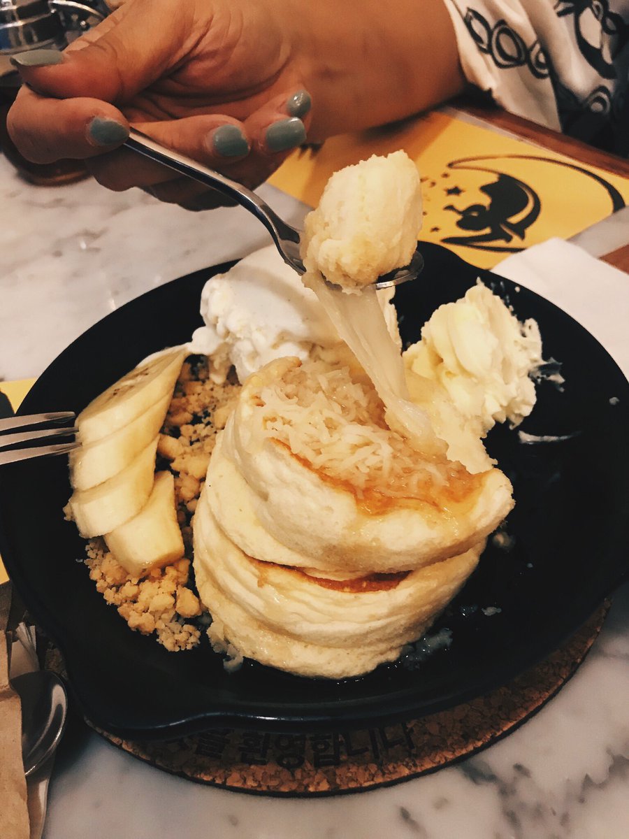 ipigyoueat's tweet photo. ชาชีสไข่มุก-รสชาติกลมกล่อมมันๆไม่หวานมากแต่ชีสเผาด้านบนแอบให้ความรู้สึกเหมือนซีเรียล😂 มีไข่มุกกับบุกผสมกันด้านล่าง
ช็อคโกแลตชีสไข่มุก-ชอบตรงไม่หวานมาก หนักนมดี แอบไม่ชอบชีสด้านบน
แพนเค้กไส้ชีส-ไม่น่าเชื่อว่าจะเข้ากันได้ ต้องลอง @aroii

📍 Lunas nuna korean dessert cafe, siam https://t.co/GTMiicw48T
